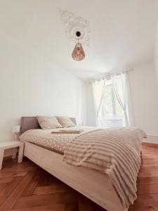 a bedroom with a bed and a ceiling at Heure Cosy in La Chaux-de-Fonds