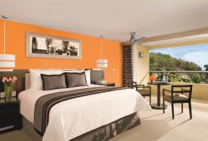 Postel nebo postele na pokoji v ubytování Dreams Huatulco Resort & Spa