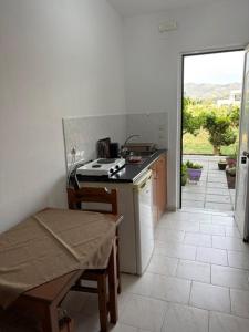 eine Küche mit einer Theke und einem Tisch mit einem Tisch sidx sidx sidx in der Unterkunft STUDIO ZOE in Marmari