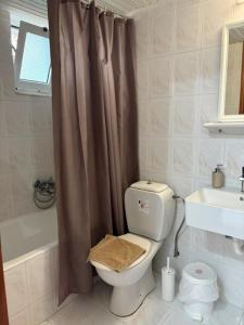 ein Badezimmer mit Toilette und Duschvorhang in der Unterkunft STUDIO ZOE in Marmari + 26 Fotos
