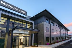 a nighttime view of a mercure hotel at Mercure Tamworth in Tamworth