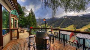 斯瑞德伯烛光小屋酒店的阳台设有酒吧凳,享有山景。