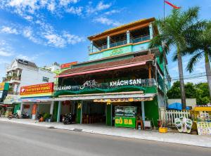 a building on the side of a street at Palette Anh Vu Hotel Phu Quoc in Phú Quốc