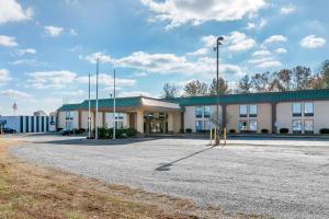 a large building with a parking lot in front of it at Quality Inn Cape Girardeau North in Cape Girardeau