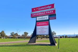 a sign in the middle of a park at Econo Lodge Savannah Park Tamworth in Tamworth