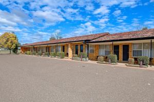 an empty parking lot in front of a building at Econo Lodge Savannah Park Tamworth in Tamworth