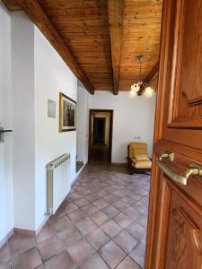 a living room with a wooden ceiling and a couch at Chalet Amandola in Moglietta