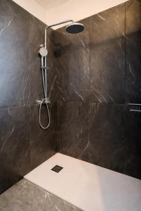 eine Dusche mit Duschkopf im Badezimmer in der Unterkunft Theta Project in Stavros + 19 Fotos