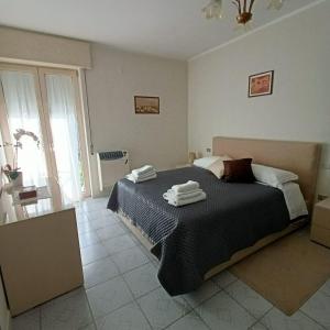 a bedroom with a bed with towels on it at Casa Canale in Gesualdo