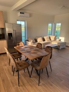 a kitchen and living room with a table and chairs at Lucas&Timeea in Caransebeş