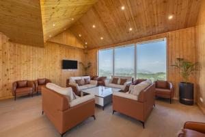 a large room with chairs and a table and a tv at Hotel The Bliss Kufri in Kūfrī