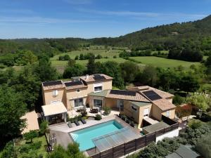 an aerial view of a house with a swimming pool at Superbe villa avec piscine in Bras