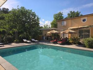 a swimming pool in front of a house at Superbe villa avec piscine in Bras