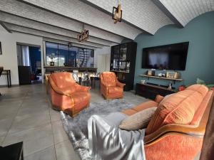 a living room with a couch and two chairs at Superbe villa avec piscine in Bras