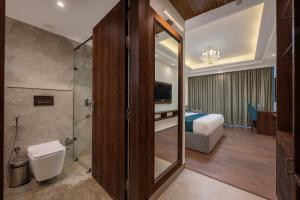 a hotel room with a bed and a bathroom at Hotel The Bliss Kufri in Kūfrī +29 photos