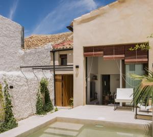 an external view of a house with a patio at Casa Felicita in Casas de Pradas