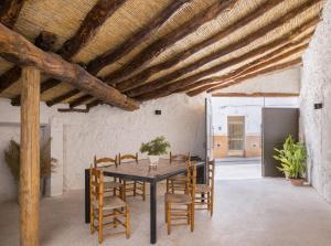 a dining room with a table and chairs at Casa Felicita in Casas de Pradas