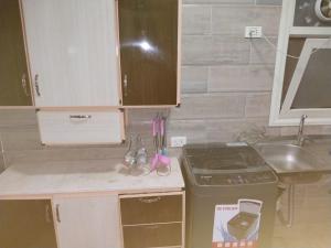 a kitchen with a counter top and a sink at شقه ارضي بجردين in ‘Ezbet `Abd el-Ḥamîd