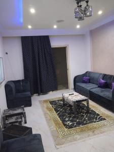 a living room with a couch and a table at شقه ارضي بجردين in ‘Ezbet `Abd el-Ḥamîd