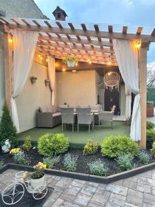 a backyard with a pergola and a patio at Eduard Inn in Vulcan