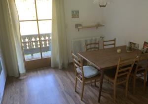 ein Esszimmer mit einem Holztisch und Stühlen in der Unterkunft Grüne Au in St. Wolfgang