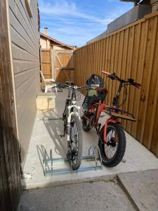 two bikes are parked next to a fence at L'Océane Bed&Breakfast in Lacanau-Océan