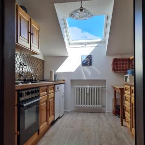 a kitchen with a skylight and a window at Grüntenausblick Erholung zwischen Alpenpanorama Seen und Wanderwegen in Rettenberg