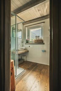 ein Badezimmer mit Waschbecken und Fenster in der Unterkunft Cà Virò - B&B sul Sentiero Valtellina in Albosaggia + 59 Fotos