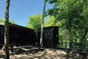 Eine Hütte mit einem im Wald geparkten Lastwagen. in der Unterkunft RK nomadic in Miyota