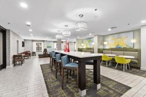 a lobby with a table and chairs in a room at Hampton Inn Salem in Salem