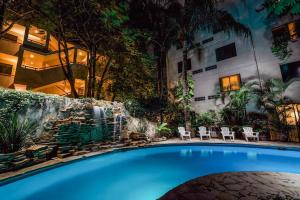a swimming pool in front of a building at Comfort Inn Tampico in Tampico
