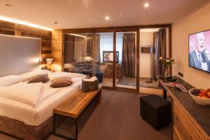 TV a/nebo společenská místnost v ubytování Boutique Hotel die Mittagspitze Superior
