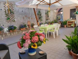 a vase of flowers on a table in a patio at Agriturismo Ai Monaci in Montano Antilia