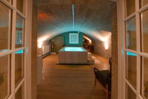 a room with a tub in the middle of a tunnel at Pavillon des Millésimes in Lussac