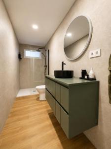 a bathroom with a sink and a mirror at Tranquilo in Elche
