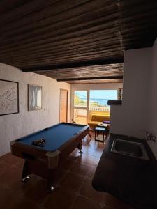 a billiard room with a pool table in a house at Enamórate con vistas al mar en La Marina House in La Alcazaba