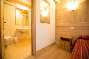A bathroom at Hotel Restaurant La Barme Még 37 kép