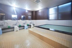 y un baño grande con bañera y 2 lavabos. en Hotel Select Inn Furukawa, en Osaki