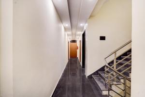 a hallway with a door and stairs in a building at Super Collection O Zero Mile Patna Formerly Chandrashila Residency in Gulzārbāgh