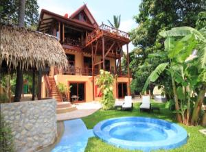 een huis met een zwembad in de tuin bij 7 Bedroom Seafront Villa Phanghan SDV232-By Samui Dream Villas in Srithanu