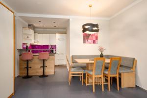 a kitchen and dining room with a table and chairs at ''die Bergerin'' | Appartements Schladming in Schladming