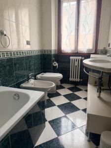 a bathroom with two sinks and two toilets at Iris Viola in Bagno a Ripoli +18 photos