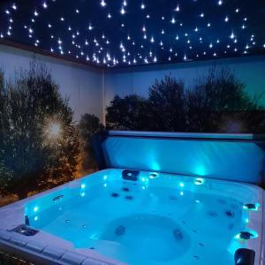 a jacuzzi tub with stars on the ceiling at Dopheide: In Drenthe spheres (4p) in Erm