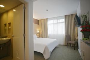Postel nebo postele na pokoji v ubytování St Giles Hotel Makati