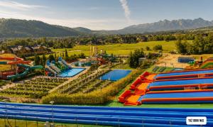 an aerial view of a water park with slides at DWOREK MYŚLIWSKI HUBERT- przy samych Termach Bania i Stoku Narciarskiego Kotelnica, na miejscu wypożyczalnia nart, rowerów elektrycznych w atrakcyjnej cenie dla gości in Białka Tatrzańska