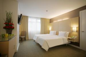 Postel nebo postele na pokoji v ubytování St Giles Hotel Makati