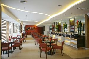 En restaurang eller annat matställe på St Giles Hotel Makati