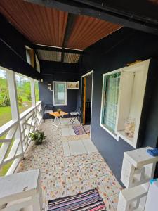 ein Wohnzimmer mit Tisch und Stühlen und einer blauen Wand in der Unterkunft Pula Re Accomodation in Savusavu
