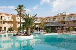 widok na basen w ośrodku w obiekcie Elba Lucía Sport & Suite Hotel w mieście Costa de Antigua