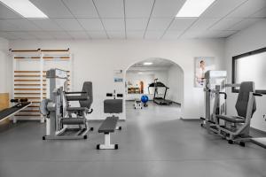 pomieszczenie z siłownią, bieżniami i maszynami w obiekcie Elba Lucía Sport & Suite Hotel w mieście Costa de Antigua